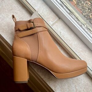 NWOT Vionic Nella Ankle Boot